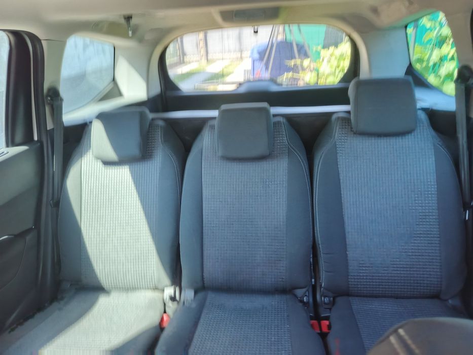 Peugeot 5008 2010 рік