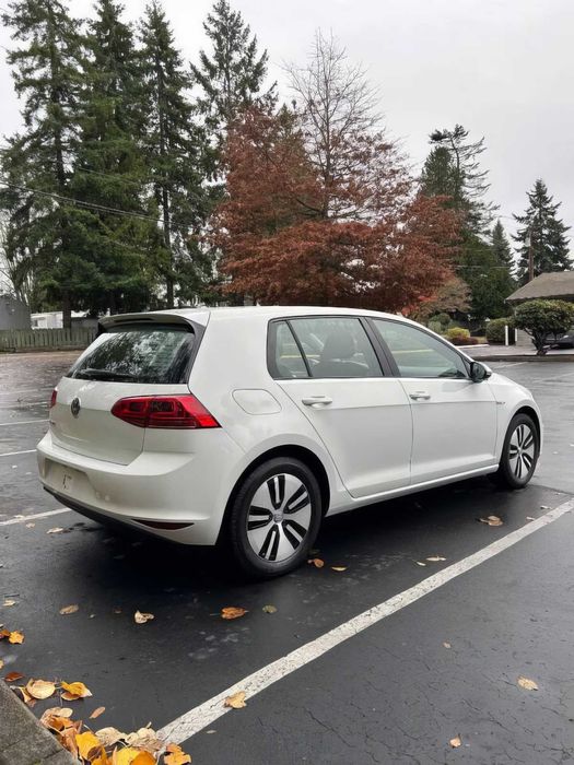 Volkswagen e-Golf SE      2016