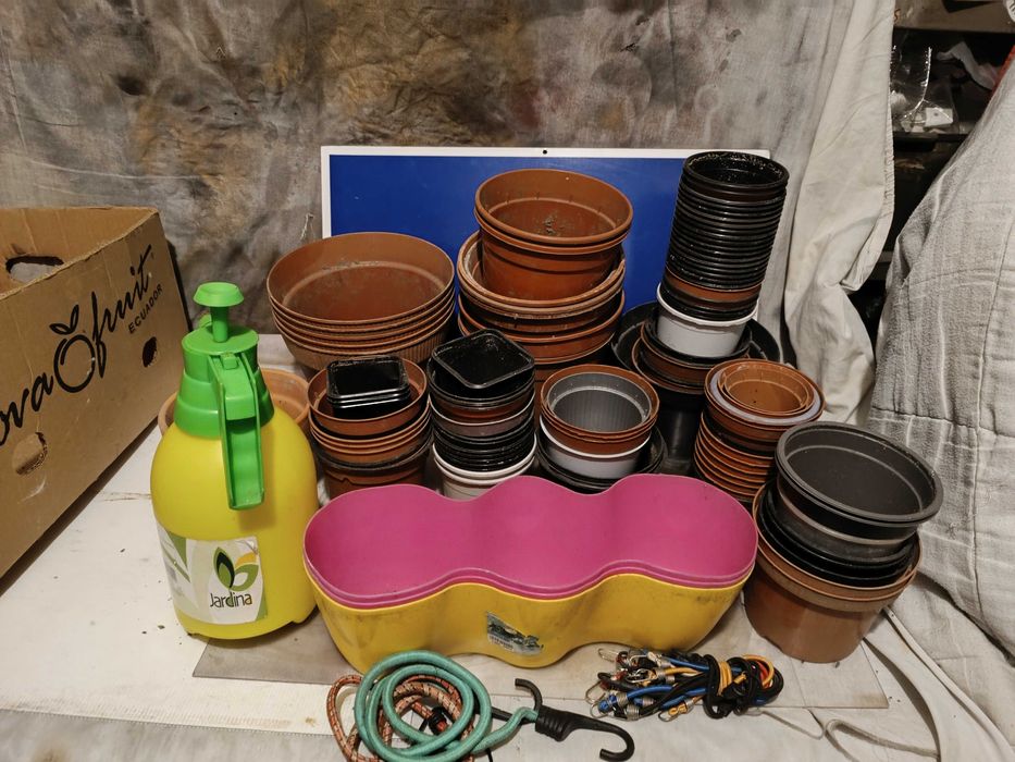 Conjunto de vasos, floreiras e pulverizador