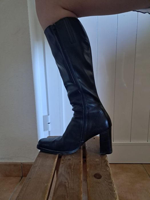 Botas  cano alto com salto. Em pele