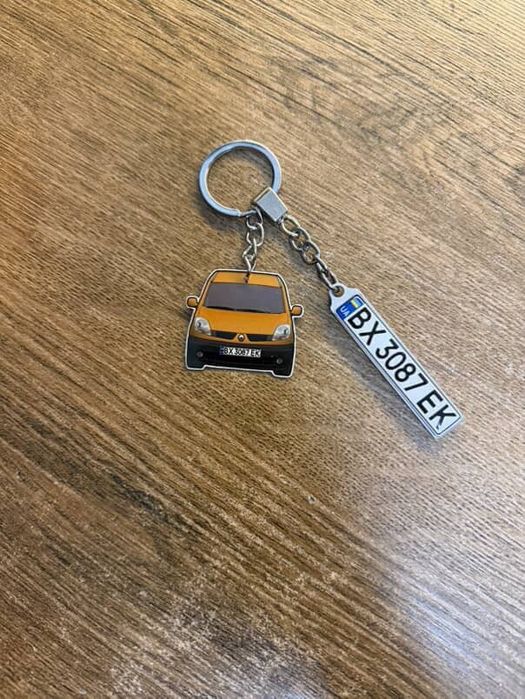 Брелок з номером та моделькою авто. Моделі авто. Брелок Renault  . Сувеніри