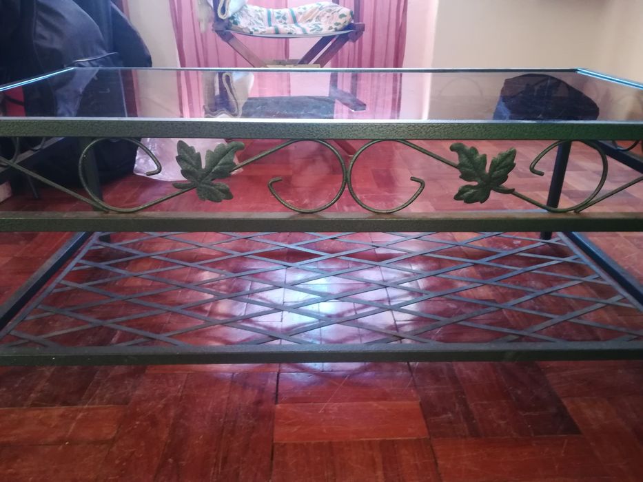 Mesa  em ferro verde com tampo de vidro