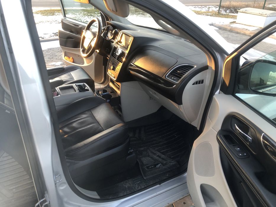 Chrysler town country