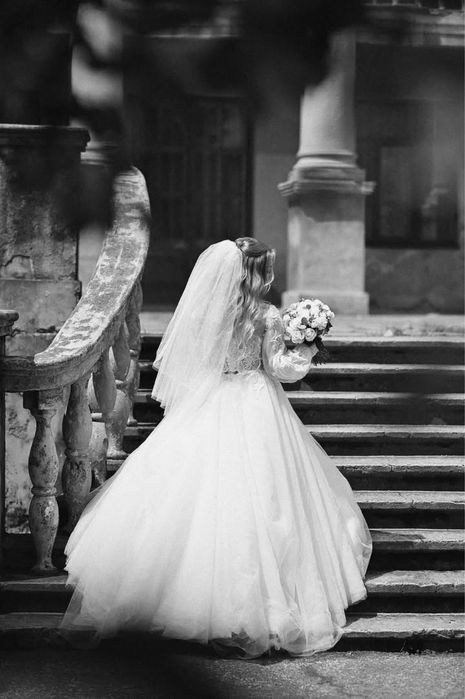 Весільна сукня зі шлейфом