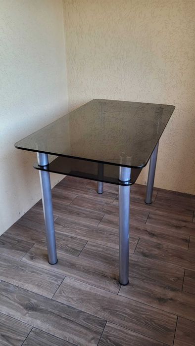 Стіл скляний в хорошому стані