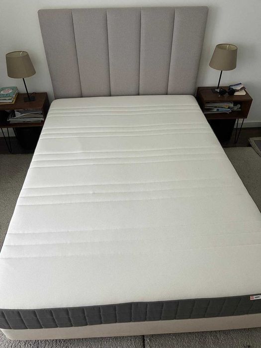 Cama de casal IKEA com cabeceira e colchão (140x200 cm)