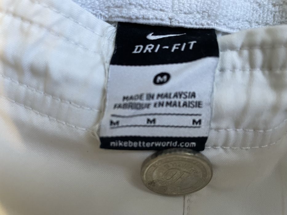 Шорти білі Nike.