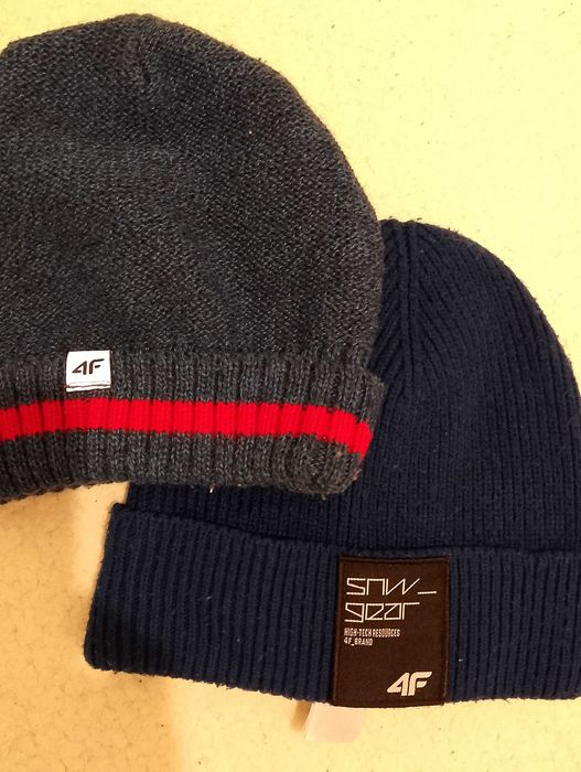 4F. Dwie czapki zimowe.