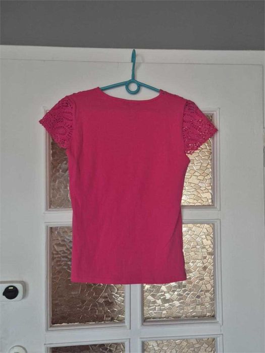 Różowy T-shirt z koronką L