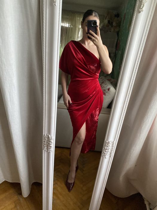 Нарядное вечернее коасное велюровое платье по фигуре на одно плечо