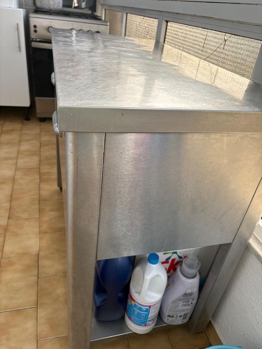 Bancada de inox . Bem conservada