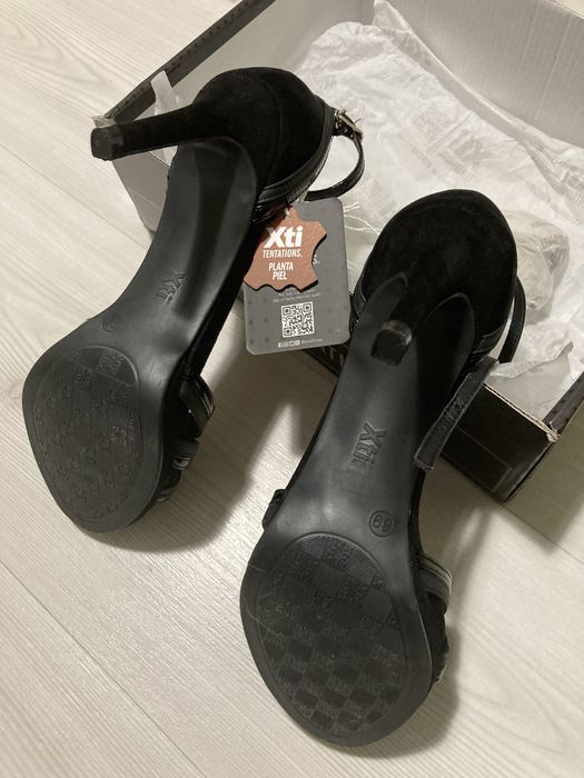 Sandálias pretas NOVAS