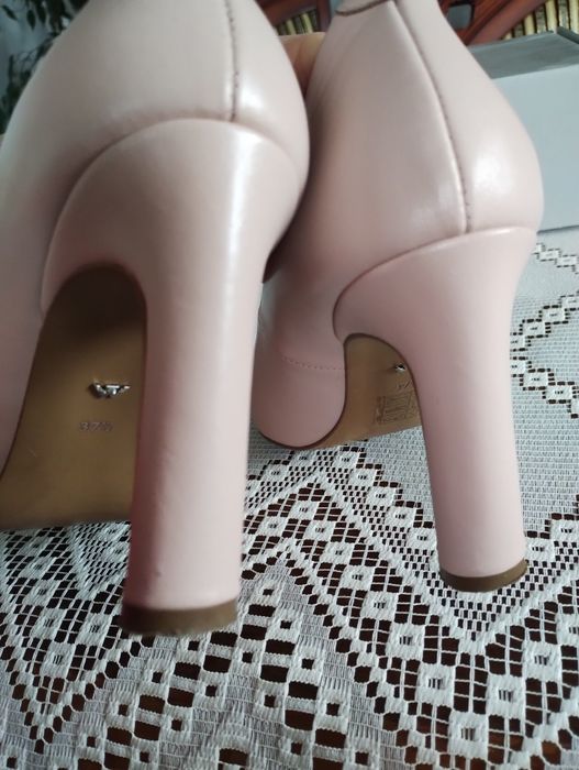 Eleganckie prawie nowe czółenka Wojas