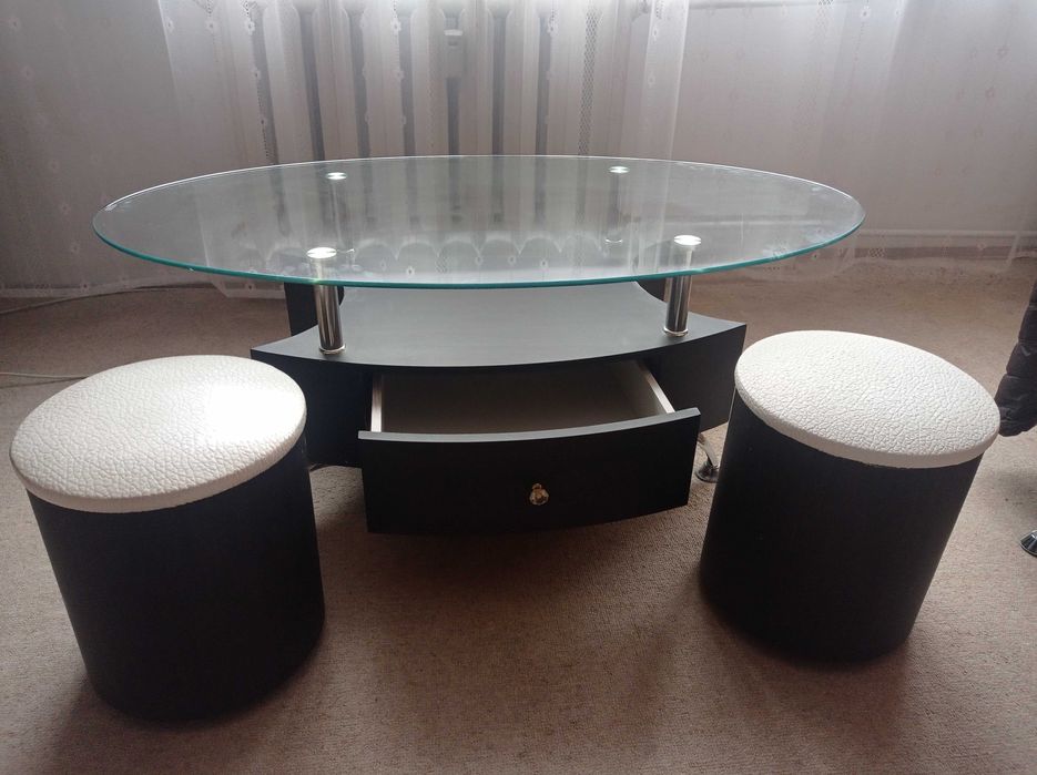 Stolik szklany z 2 pufkami