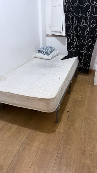 Jogo de quarto de solteiro  com cama, colchão, mesa de cabeceira