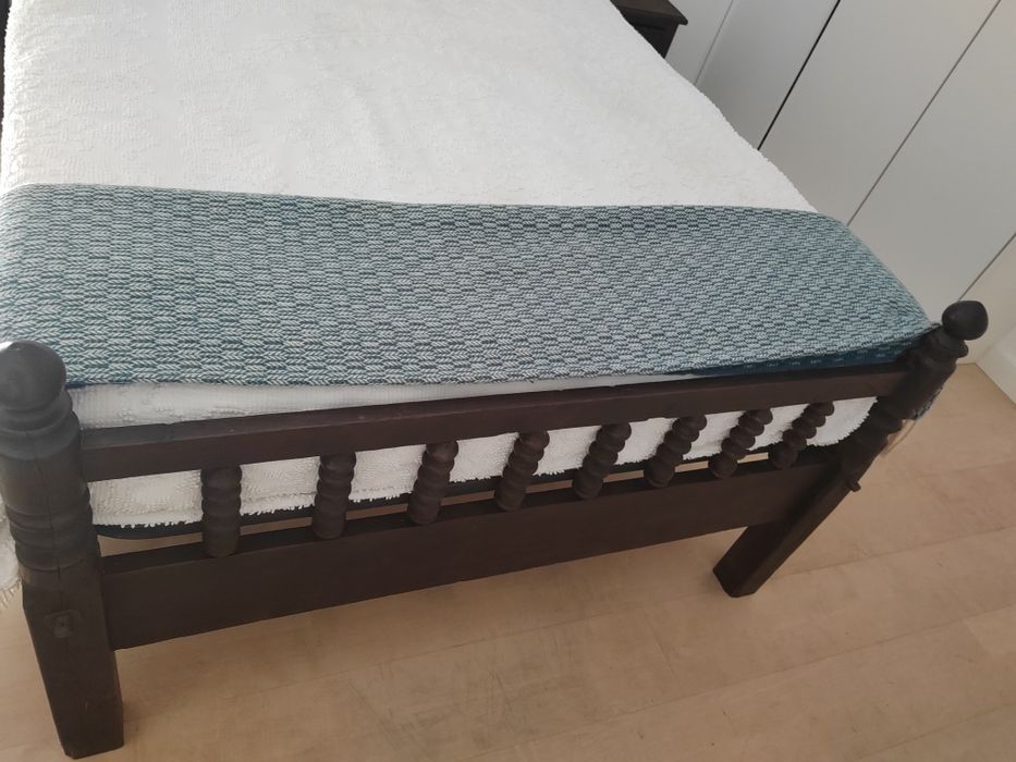 Cama antiga de madeira com cabeceira trabalhada e colchão recente  incluído – estilo tradicional português