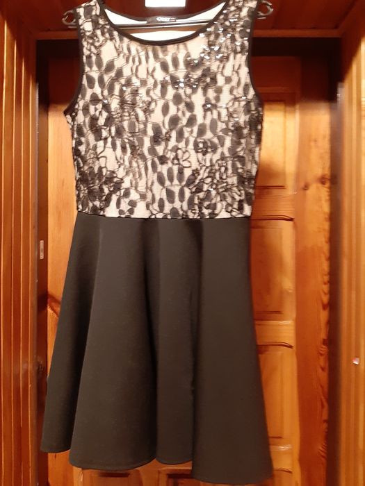 Koronkowa czarna sukienka