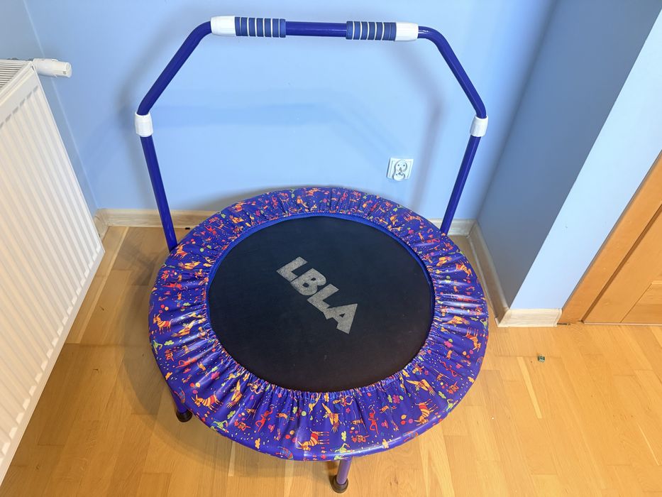 Trampolina dziecięca z uchwytem do skakania