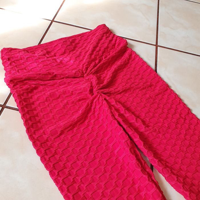 Czerwone legginsy push up modelujące