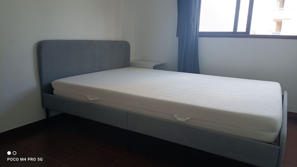 Cama de casal IKEA com  colchão e estrado