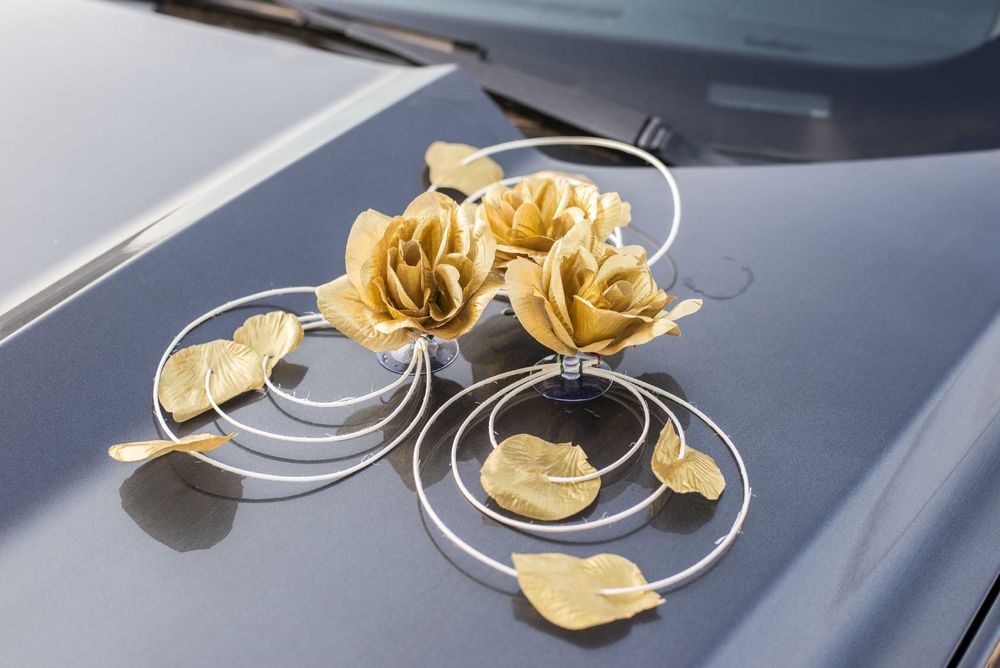 Złote ozdoby na samochód do ślubu Dekoracja na auto.Stroik 005