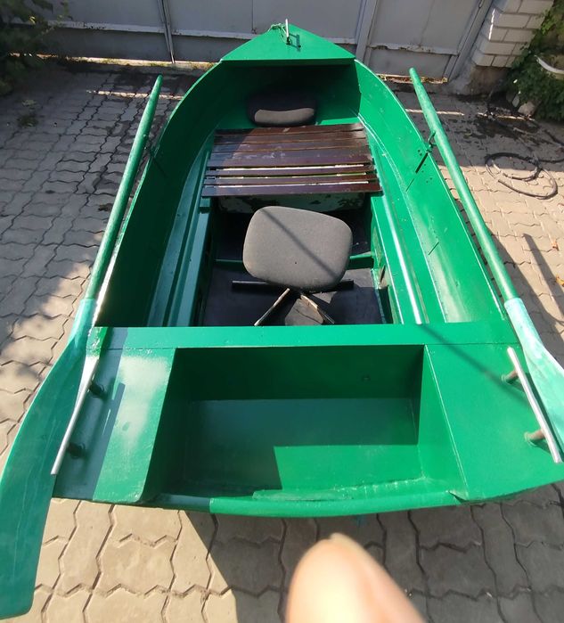 Продам гребную лодку Ерш