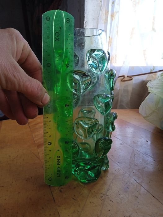 Продам. Ваза маленькая стекляная.
