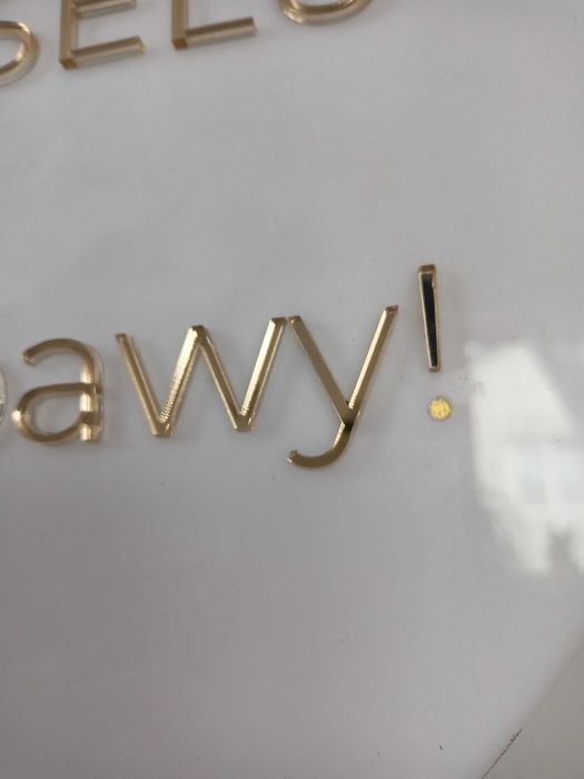 Tablica powitalną biała ze złotymi napisami