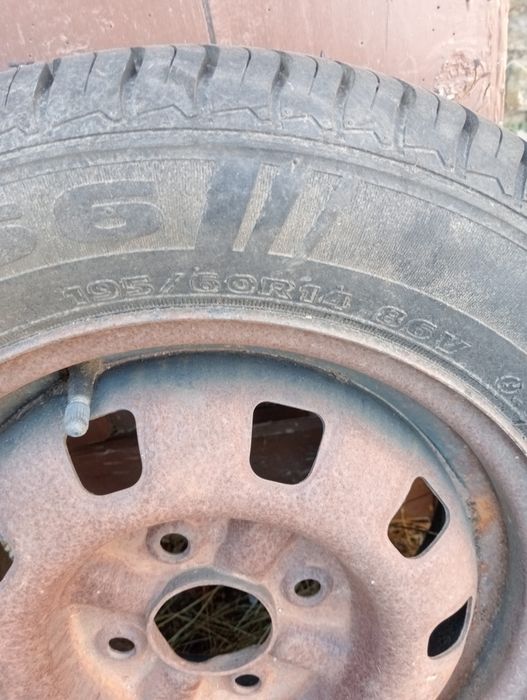 Jante de carro com pneu novo