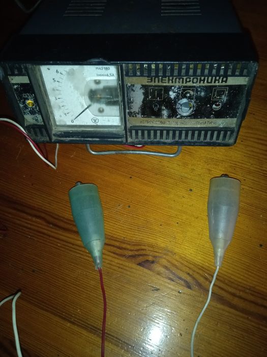 Prostownik rosyjski Elektronika 6V/12V 6,3 A automatyczny