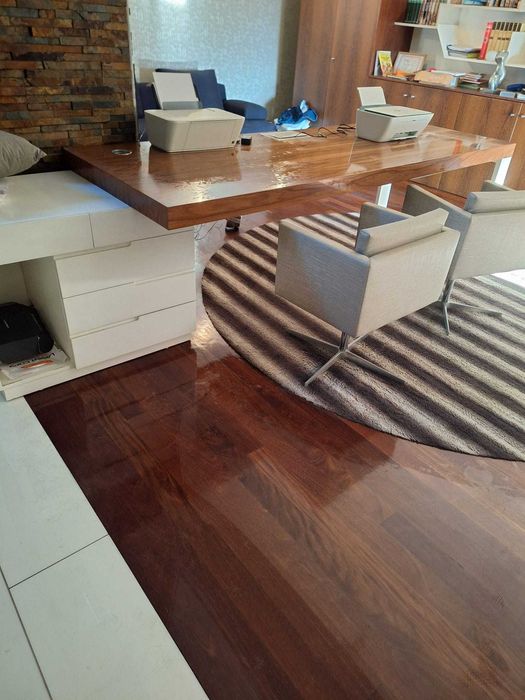 Conjunto de 2 cadeiras, secretaria, e tapete de escritorio