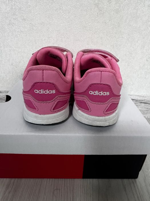Кросівки adidas для дівчинки