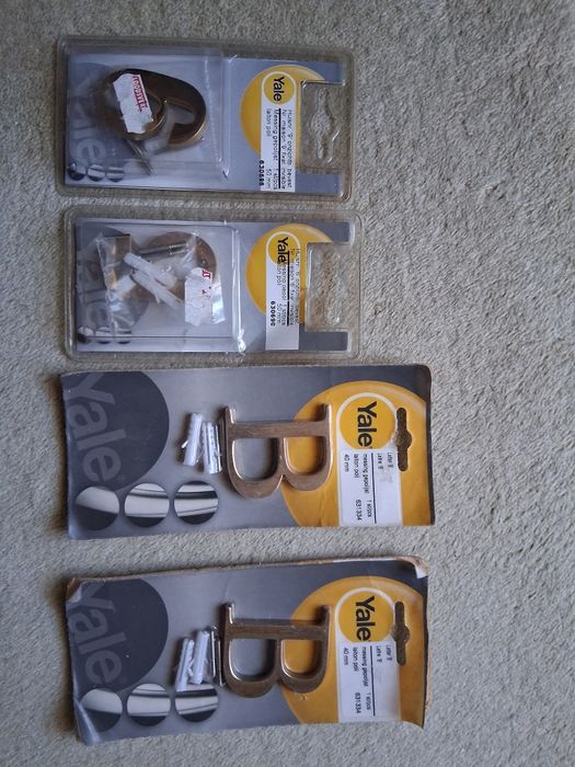 Letras e numeros em latão para entradas