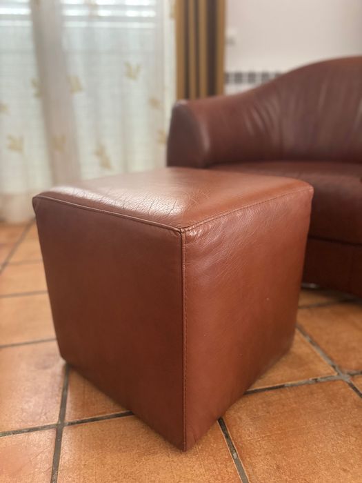 Cadeirão rotativo e puff de apoio