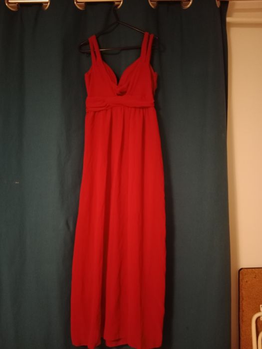 Długa czerwona sukienka z rozcięciem