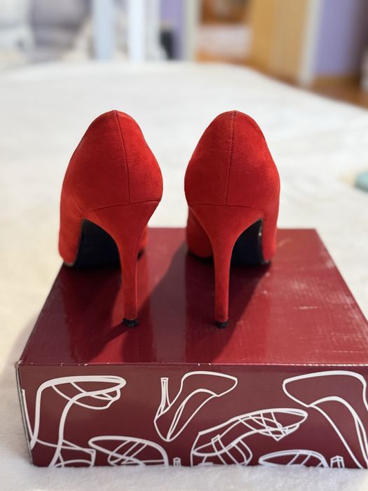 Червоні туфлі на каблуку