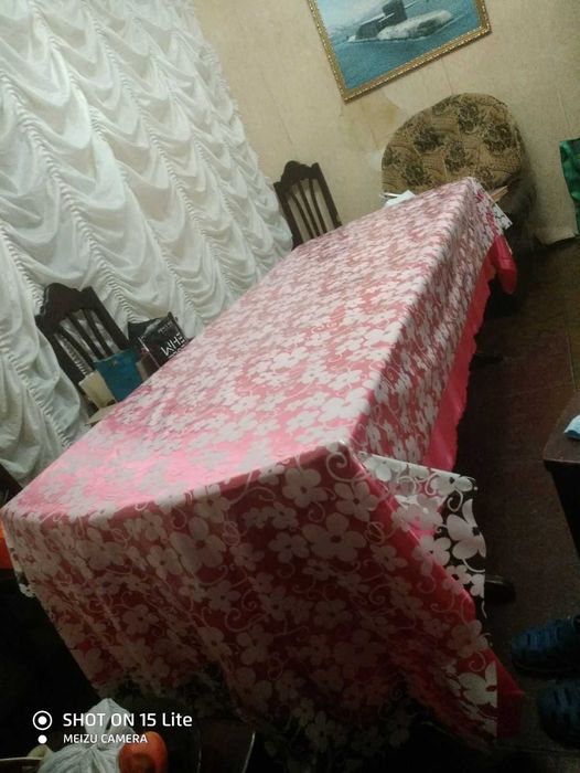 Стол из натурального цельного дерева.