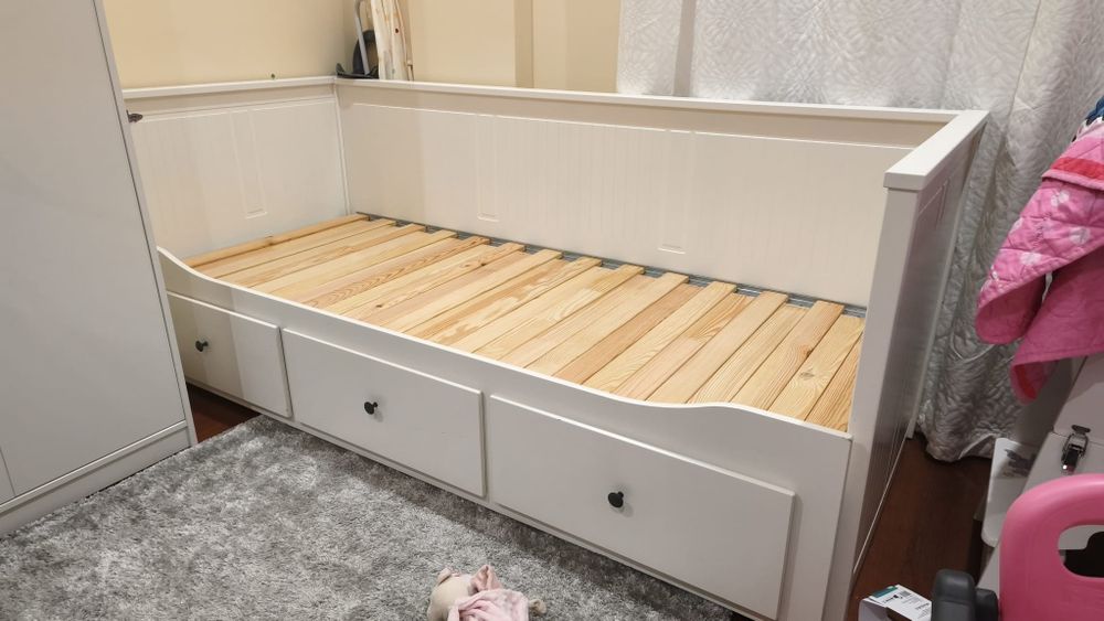 Cama ikea  com estrados e colchões
