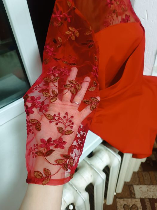 Червона жіноча сукня