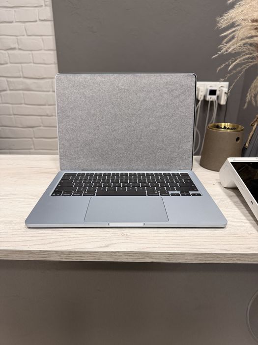 New open/box MacBook Air 13 Retina, Sky Blue, 1TB, 10 CPU / 10 GPU, 24GB RAM with Apple M5 (MDHK4)