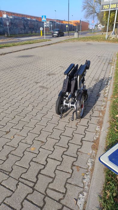 Wózek inwalidzki elektryczny składany