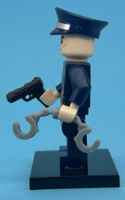 Polícia com Pistola e Algemas (Cidade)
