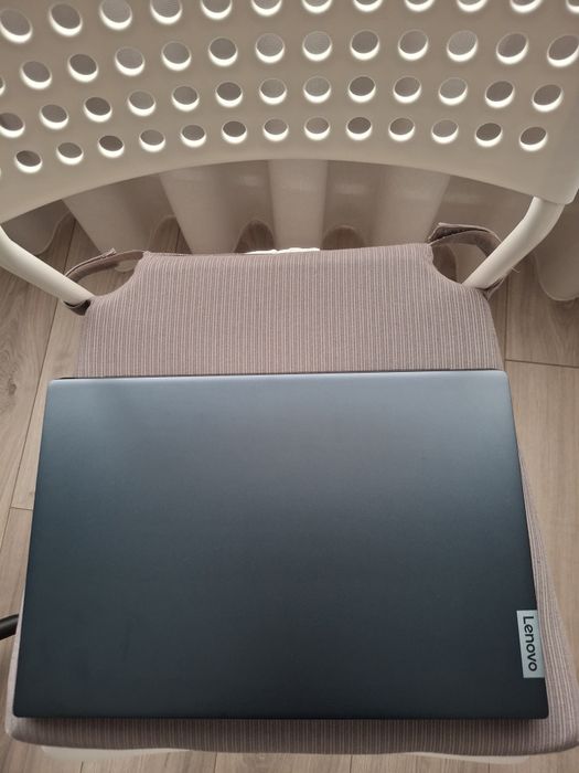 Portátil Lenovo em bom estado.