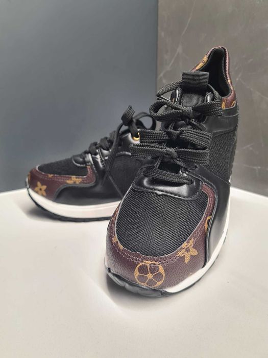 Sapatilhas pretas e castanhas