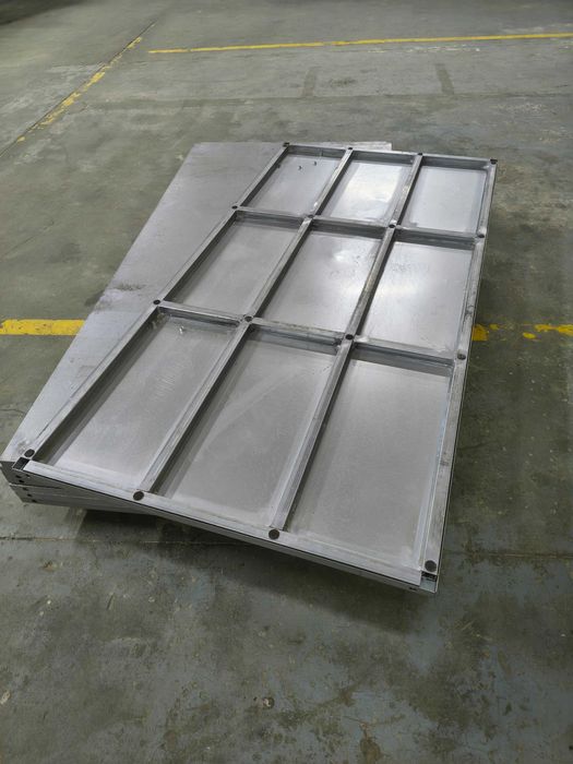 8 Paineis em chapa de aço com estrutura tubular para estante ou piso de suporte, acabamento galvanizado.