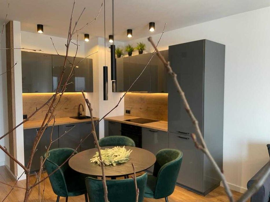 Wynajmę nowy, piękny, dwupokojowy apartament na 10 piętrze, o powierzchni 46m2 z loggią oraz widokiem na Pragę i Stadion Narodowy.
