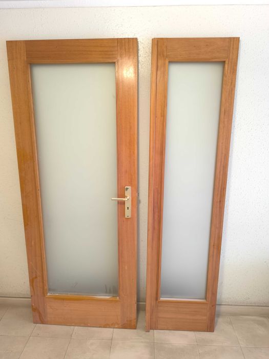 Portas em madeira com vidro fosco