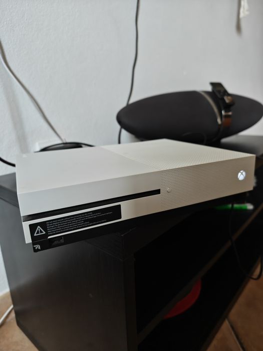 Xbox one S 1TB - com dois comandos