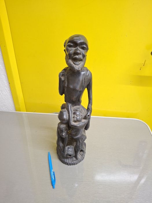 Grande escultura africana pau preto?
