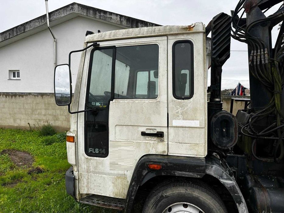 Volvo FL 6 - 14 com grua
